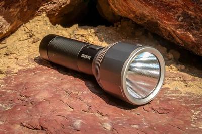 夜行神器登場(chǎng) 小米2000流明強(qiáng)光手電筒，戶(hù)外愛(ài)好者的新寵